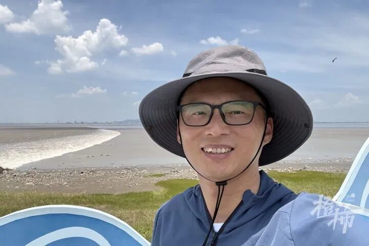 在钱塘江边跟拍月亮潮的黄启东