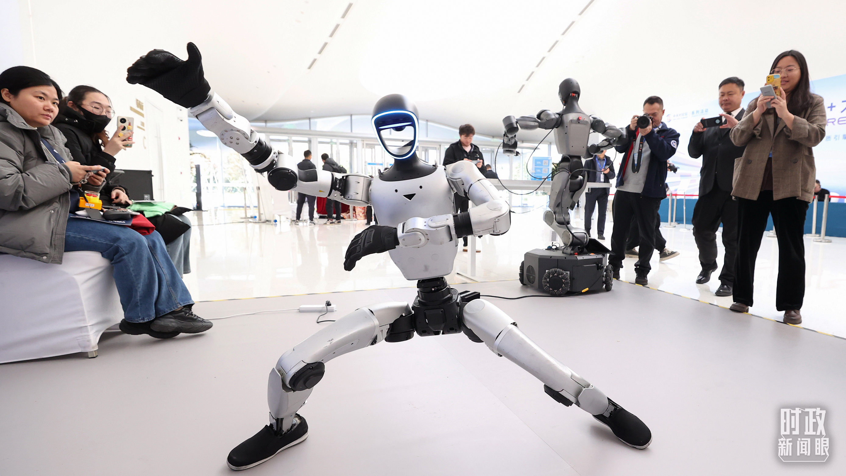 △2025年11月16日，机器人在北京2025人工智能+大会上表演功夫。（图/视觉中国）