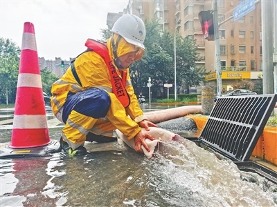 抢险人员在处置积水 供图/北京排水集团