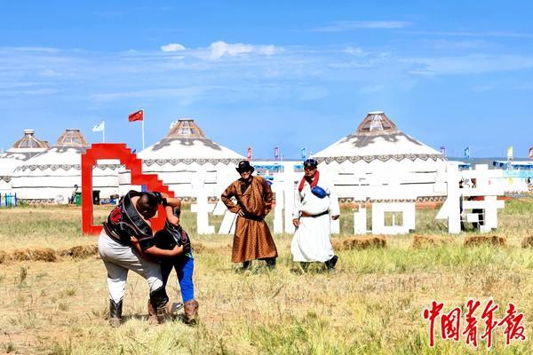 7月18日，内蒙古第36届旅游那达慕少儿搏克赛现场，两名小搏克手正在比拼。中青报&middot;中青网记者 石佳/摄