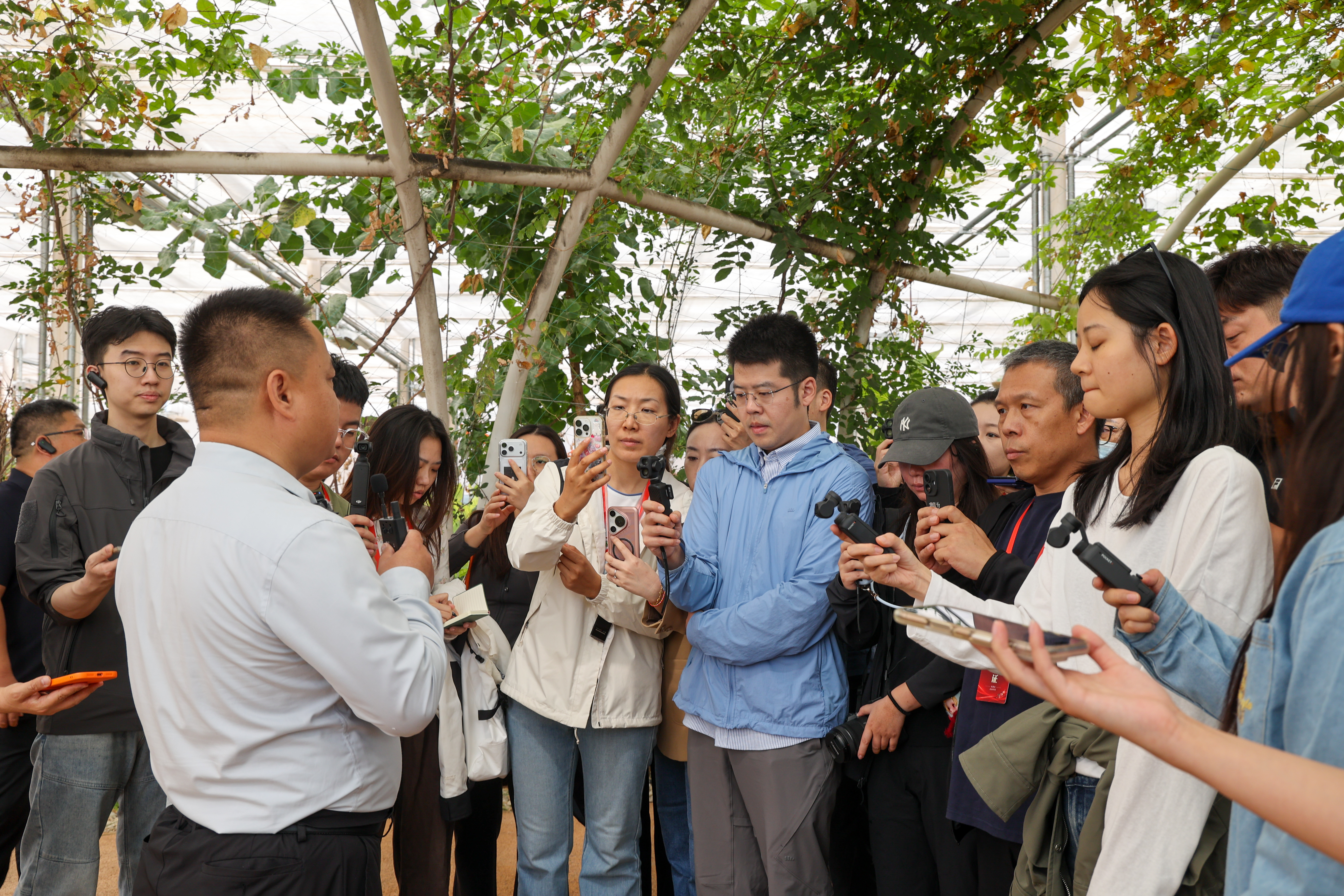 采访团记者在毛乌素沙地生命共同体科研中心拍摄。