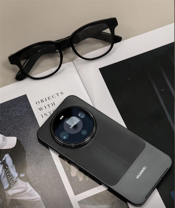 华为Mate 90全家福实拍:星环DECO+拼接设计 外观大胆前卫