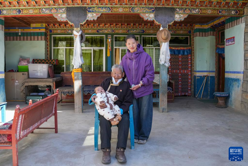 次仁桑珠(中)和孙女、曾孙在西藏山南市扎囊县桑耶镇家中的合影(3月25日摄)。