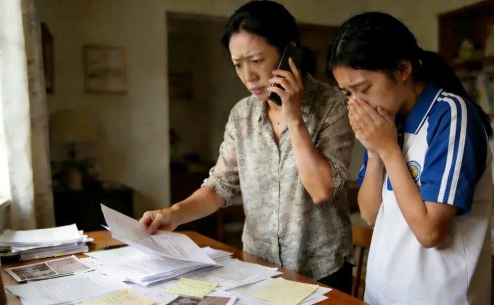 赵欣逐个联系知情者,试图找到造谣者 图|AI制图