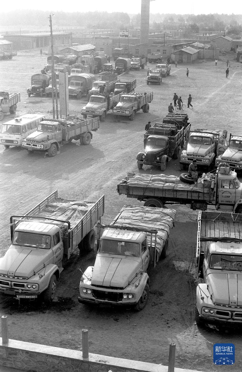 青藏公路上的青海格尔木汽车运输站一角(1985年摄)。新华社记者 陈学思 摄