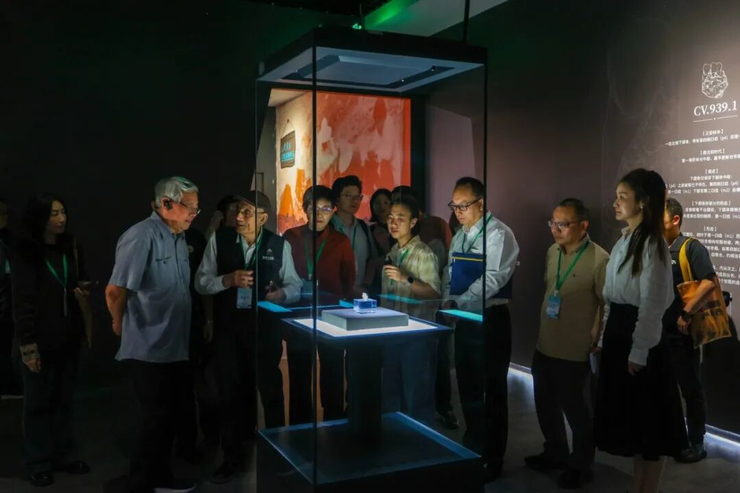 专家学者在展厅参展。.jpg