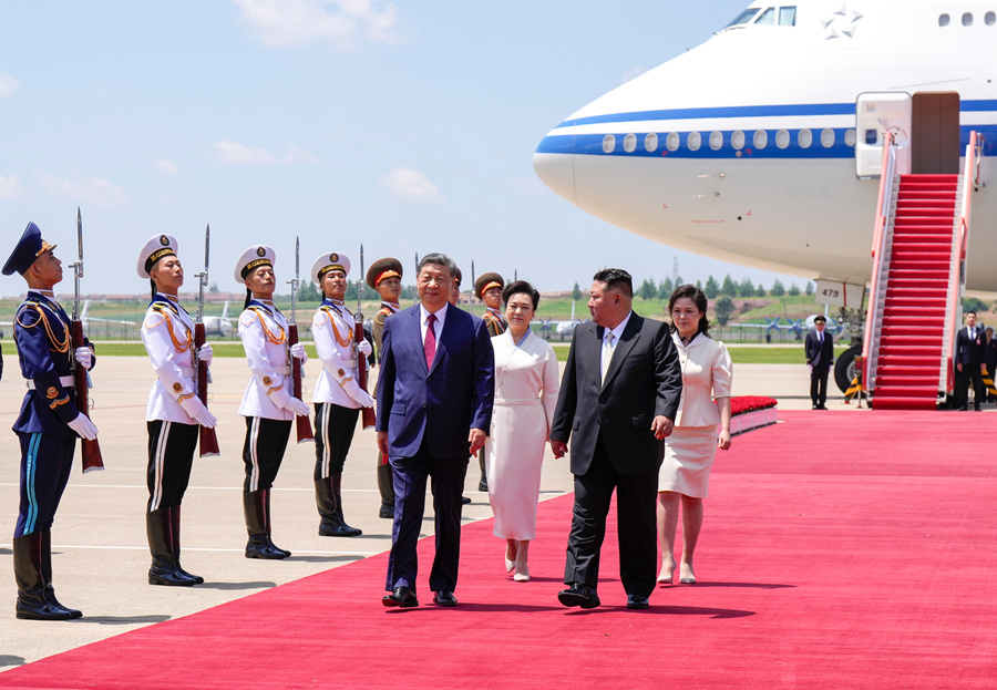 6月8日中午,中共中央总书记、国家主席习近平乘专机抵达平壤,开始对朝鲜进行国事访问。朝鲜劳动党总书记、国务委员长金正恩和夫人李雪主到机场迎接习近平和夫人彭丽媛。