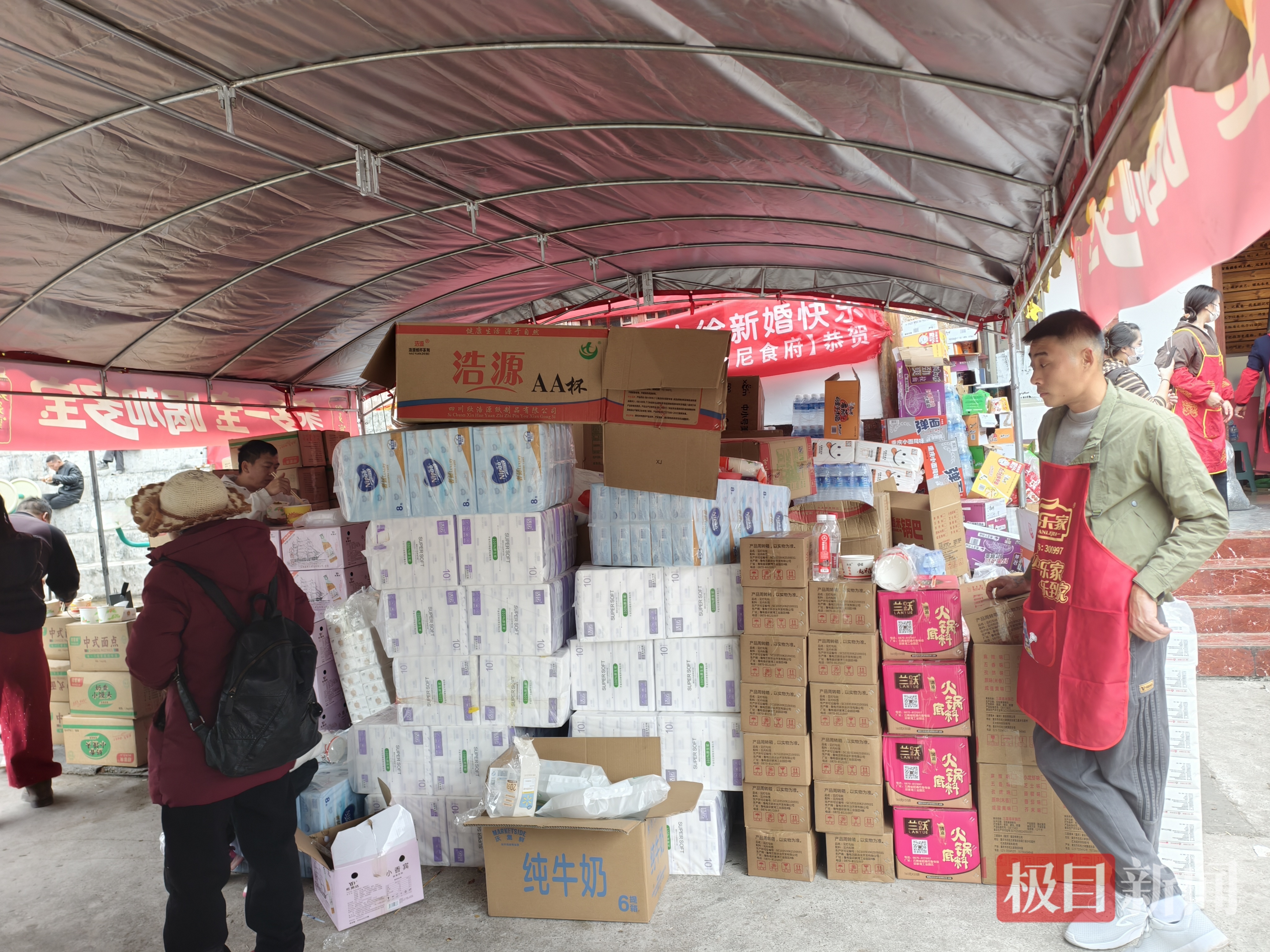 热心网友送来的物资