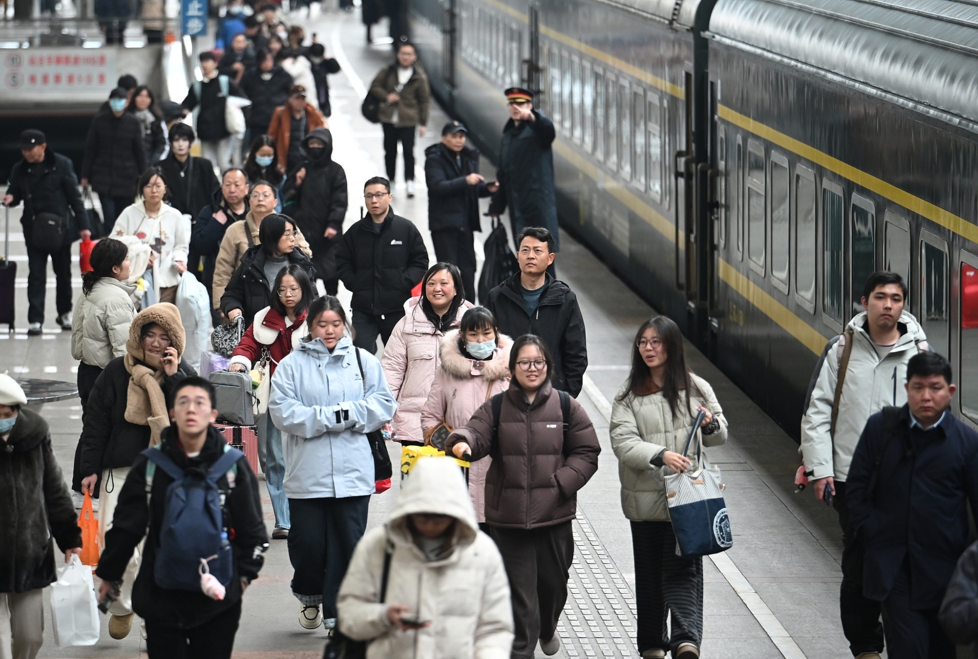 1月29日,旅客在南京火车站出行。