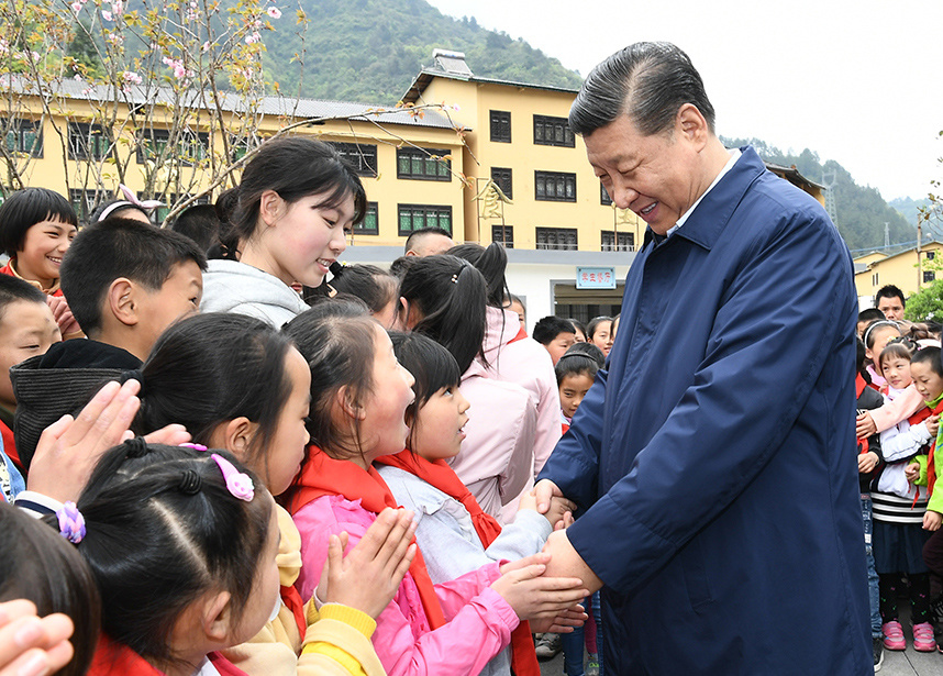 2019年4月15日下午，习近平总书记在重庆石柱土家族自治县中益乡小学同学生们亲切交谈，询问他们学习和生活情况。