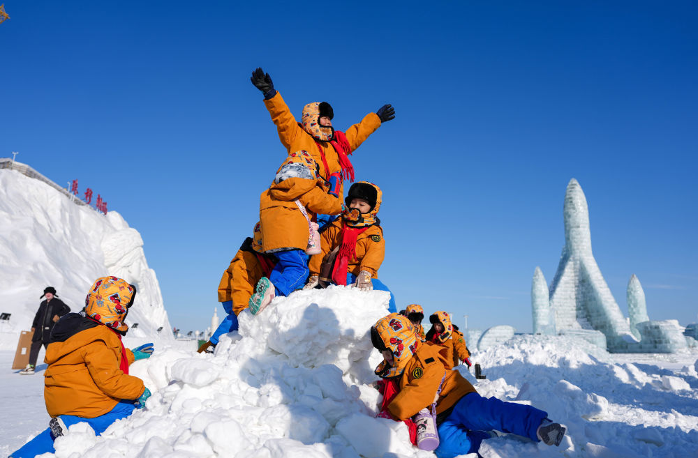 1月14日，广西“小砂糖橘”在位于吉林长春的长春冰雪新天地玩雪。新华社记者 颜麟蕴 摄