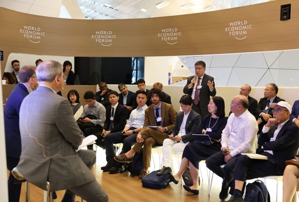6月23日，在大连国际会议中心，嘉宾与参会者进行交流研讨。新华社记者韩赫摄
