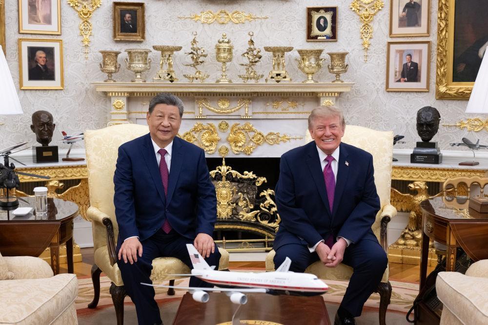 △当地时间9月24日上午,习近平主席同美国总统特朗普在白宫椭圆形办公室小范围交流。