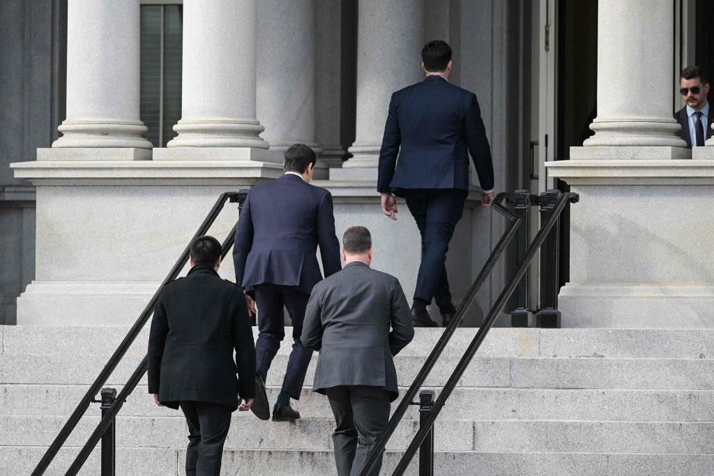 1月14日，美国华盛顿，美国国务卿鲁比奥（中左）抵达白宫。