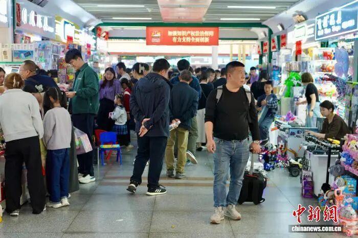 义乌国际商贸城游人如织,热闹非凡。董易鑫 摄