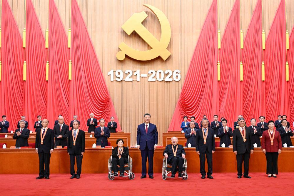△2026年7月1日,庆祝中国共产党成立105周年大会在北京人民大会堂隆重举行。习近平总书记向“七一勋章”获得者颁授勋章。