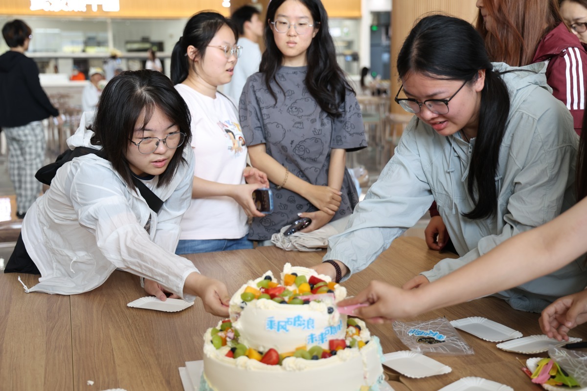 图片4：现场分发生日蛋糕图.jpeg