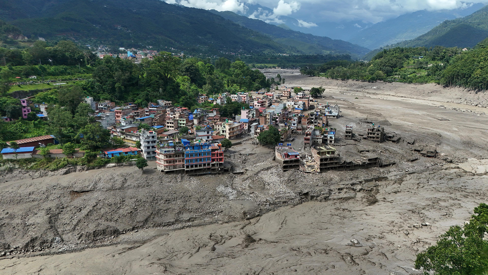 ▲当地时间2026年8月26日,尼泊尔努瓦果德县,特利苏里巴扎尔地区遭遇山洪后受损房屋的航拍画面(图据视觉中国)