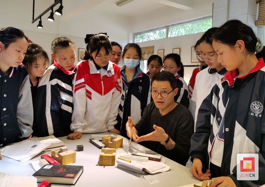 周弋寒给学生们传授篆刻技艺.jpg