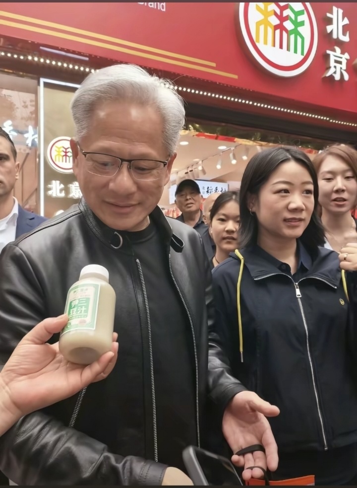 黄仁勋对豆汁很好奇（视频截图）