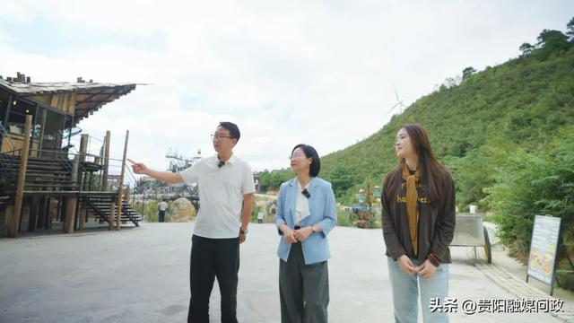 花溪九道拐追风里主理人（左一）向贵阳市政协委员（中）及市文旅局工作人员（右一）介绍情况