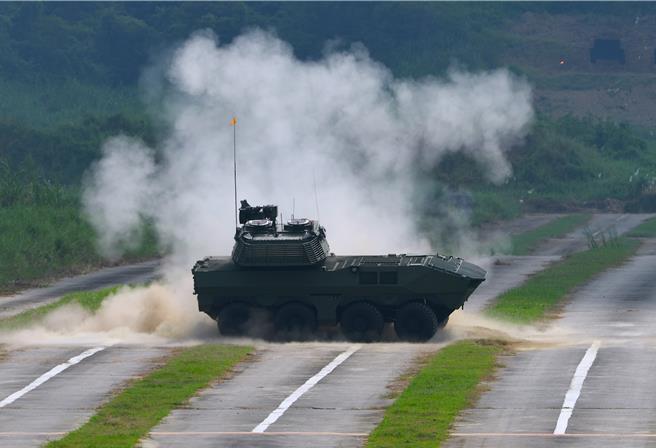 “猎豹轮式战车”现场展示射击