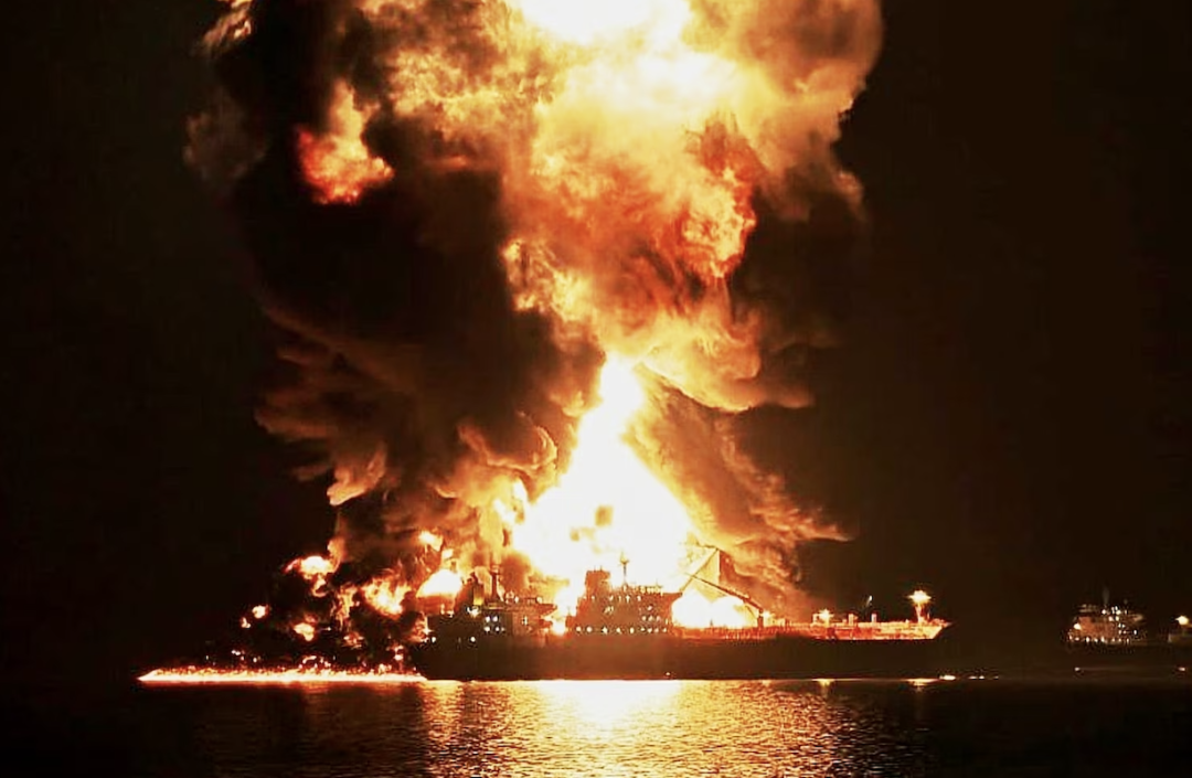 ◆3月11日,伊拉克巴士拉港外,一艘油轮遭遇攻击后燃起大火。(图源:美联社)