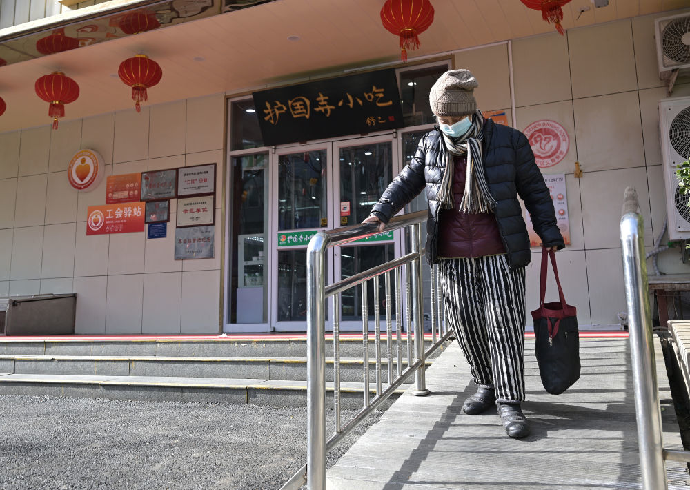 73岁的社区居民走在专为老年人和行动不便者设置的缓步斜坡步道上（2月10日摄）。