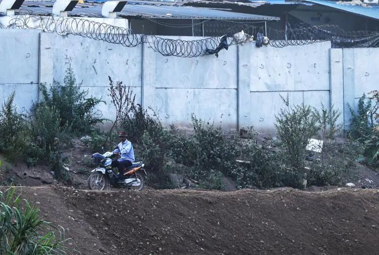 许多电诈园区的建筑物外墙,都设有防止逃跑的金属网。