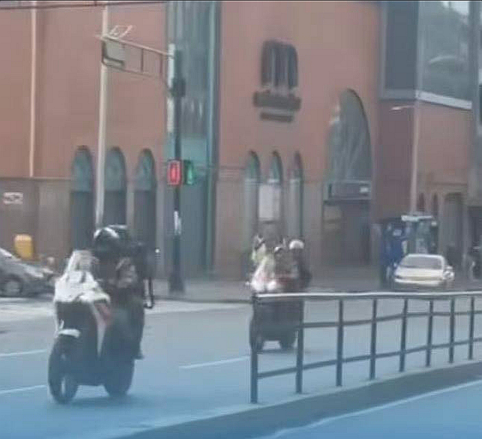 街头有摩托车巡逻队驶过。受访者供图