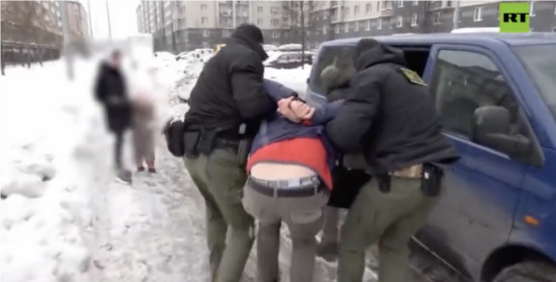 俄联邦安全局1月30日称,一嫌疑人在其暗杀目标住所附近侦察时被捕。图源:RT报道视频截图