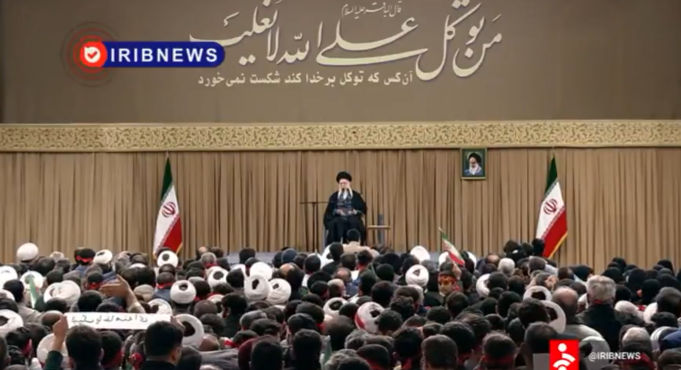 现场人群大喊“美国去死!”口号