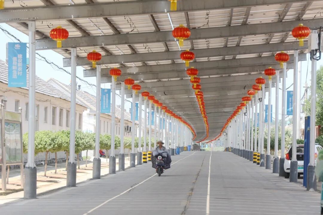 光伏板凌空架设,将村街笼罩在一片阴凉中。华电山东公司供图