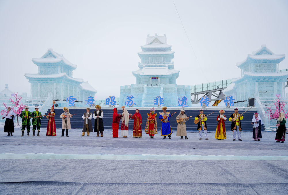 新疆昭苏县湿地公园，演员表演非遗节目。新华社记者 徐宏岩 摄