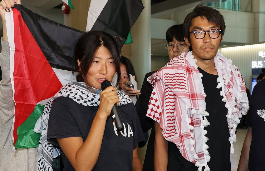 5月22日，遭以军扣押后获释的两名韩国活动人士在回国后接受采访。 图源：韩媒