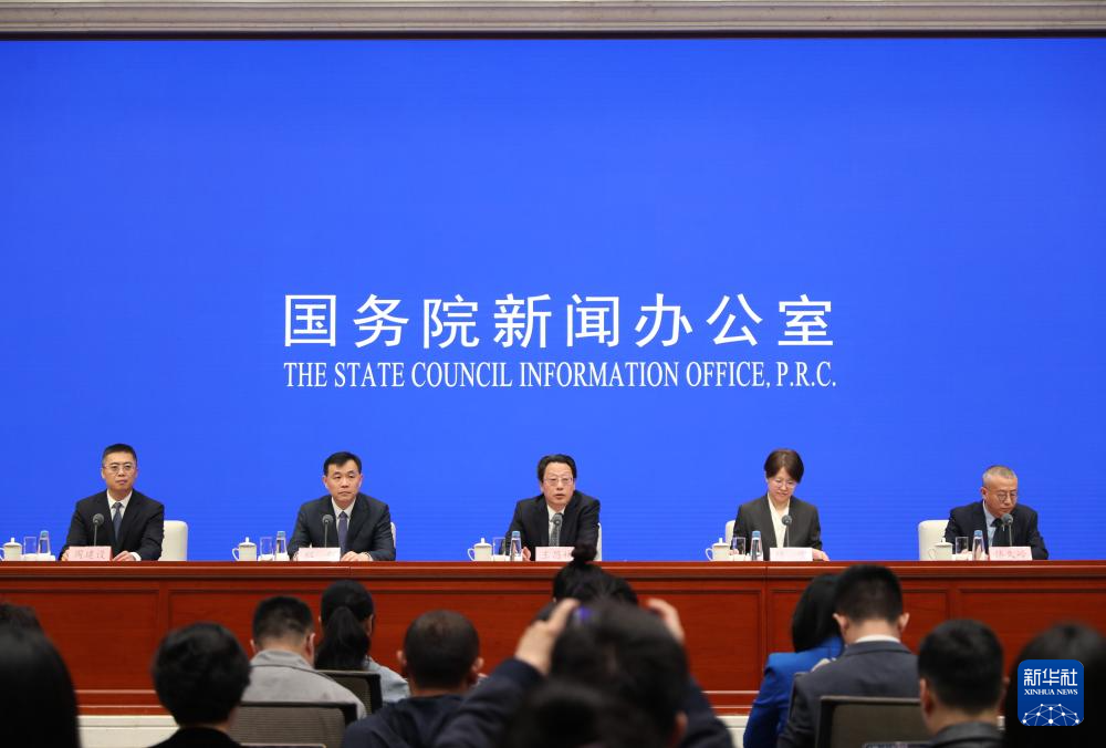4月17日，国务院新闻办公室在北京举行“开局起步‘十五五’”系列主题新闻发布会，国家发展改革委副主任王昌林、发展战略和规划司司长陈雷、低空经济发展司司长郑剑、产业发展司司长傅久岭介绍“十五五”时期推动经济社会高质量发展有关情况，并答记者问。新华社记者 李旭伦 摄