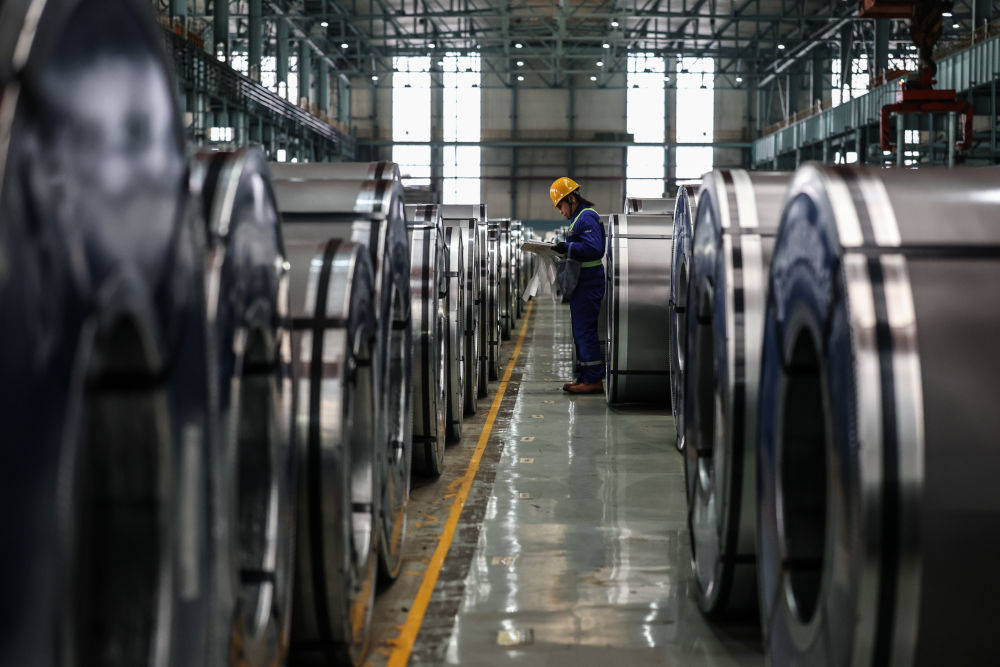 2025年12月6日,工作人员在本钢板材冷轧总厂第三冷轧厂成品库核对清点产品。新华社记者 潘昱龙 摄