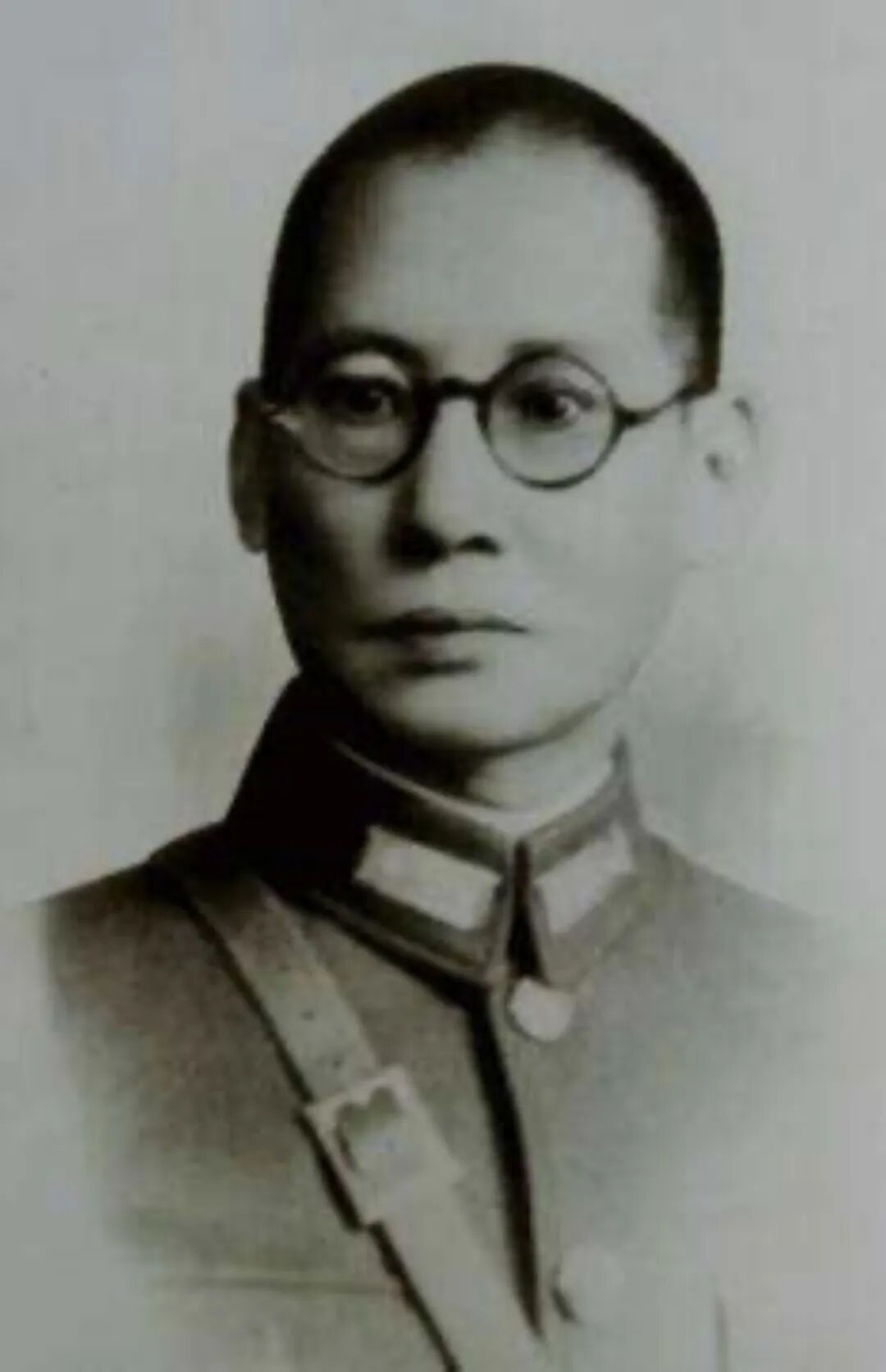 龙云(1884—1962),字志舟,彝族,时任云南省政府主席、滇军统帅,人称“云南王”。1935年长征期间,任国民党“剿匪”第二路军总司令,孙渡纵队就是他麾下主力。
