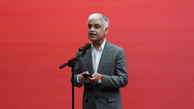 中国政府友谊奖获得者、华纳兄弟探索集团副总裁魏克然致辞