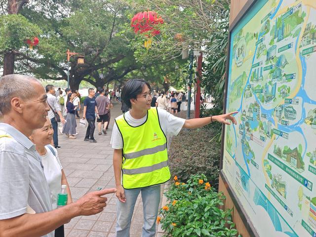 何运智在惠州西湖景区服务游客。惠州日报记者骆国红 摄