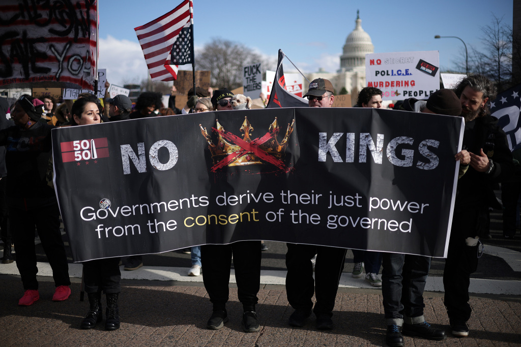 当地时间2026年1月11日,美国华盛顿,美国移民和海关执法局(ICE)总部门前,人们抗议移民执法射杀蕾恩·妮科尔·古德。视觉中国 图