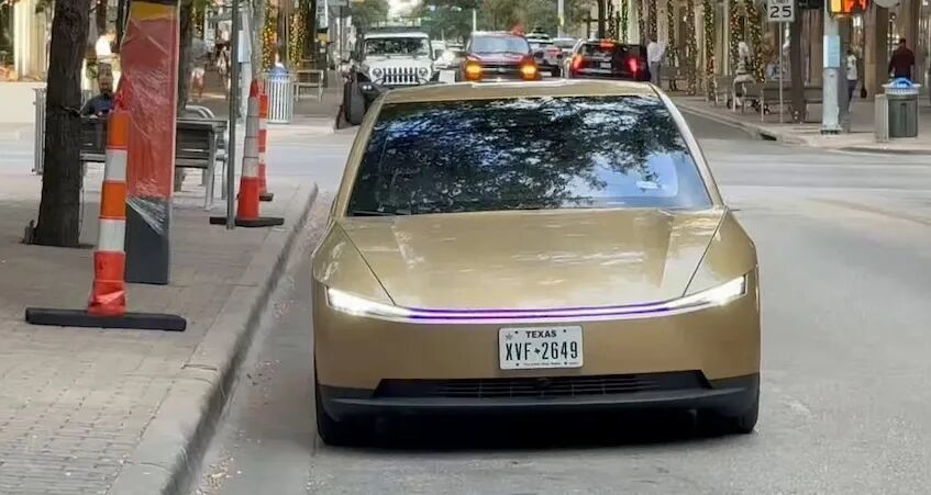 特斯拉全无人车刚上路就翻车?停路中央接客被鸣笛,本月国内亮相