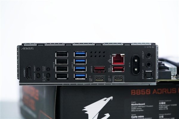 16+2+2相供电 配4路M.2!技嘉B850 AORUS ELITE X3D图赏