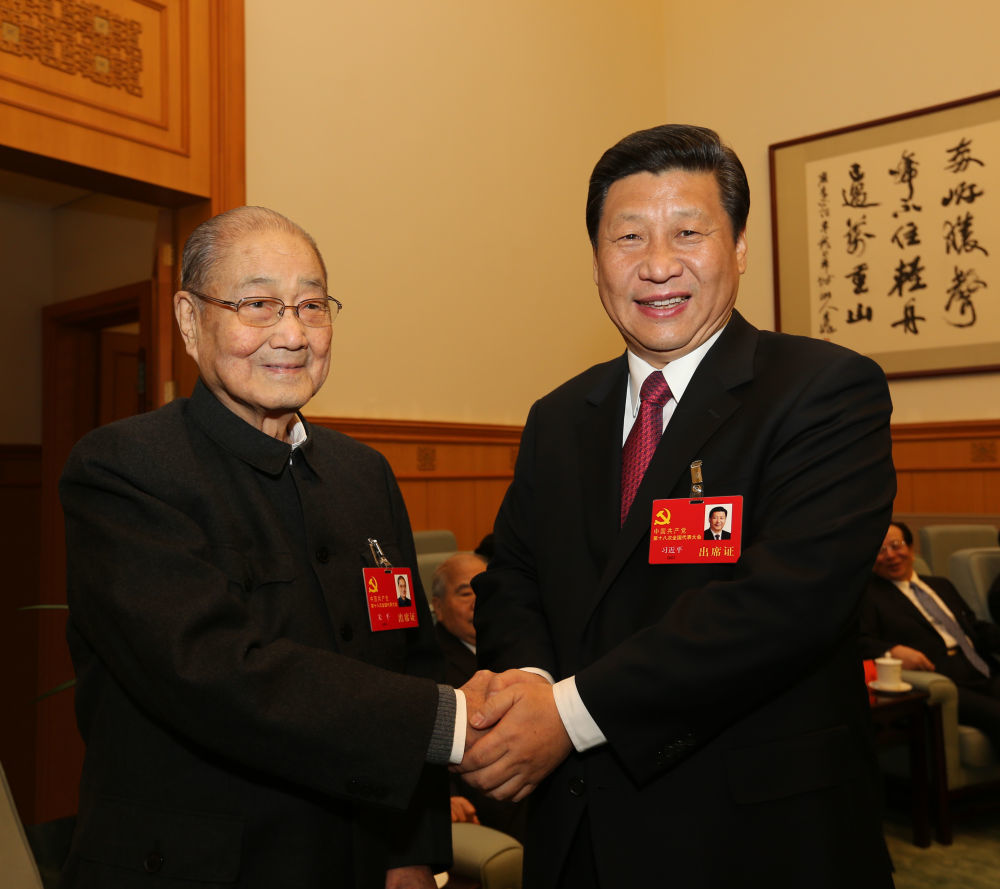 2012年11月14日，在党的十八大闭幕前，习近平同志同宋平同志在一起。新华社发
