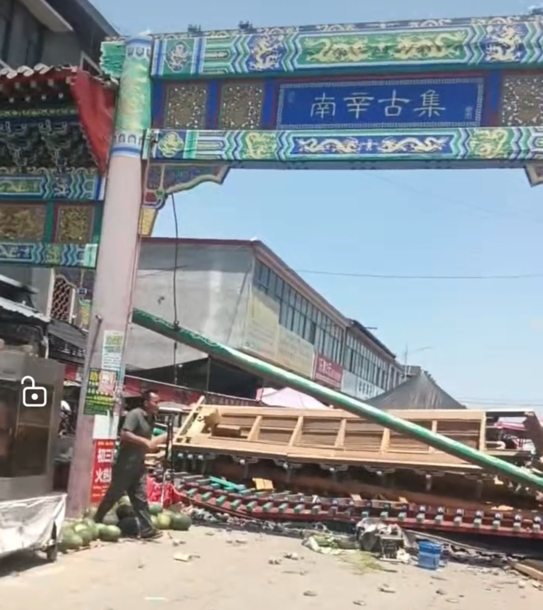 ▲网友称，牌坊顶部脱落