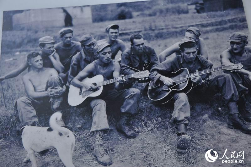 1945年4月12日，缅甸的美军第49野外科医务人员在在享受音乐时光。