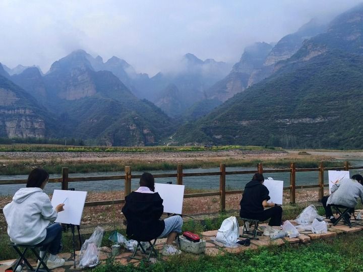 9月22日，山西省左权县泽城村，来自吕梁学院的学生们正在写生。受访者供图