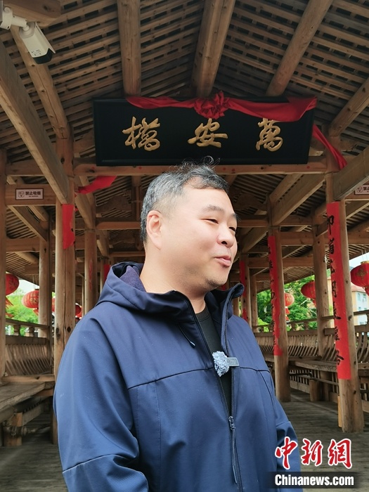 黄闽辉接受媒体采访。中新网记者 上官云 摄