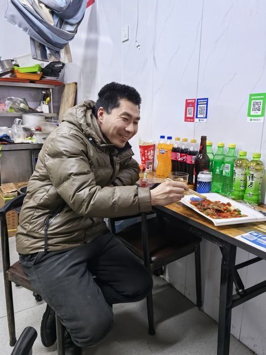 3月22日，老孙在自己的小店吃晚饭。新华每日电讯记者 杨文 摄