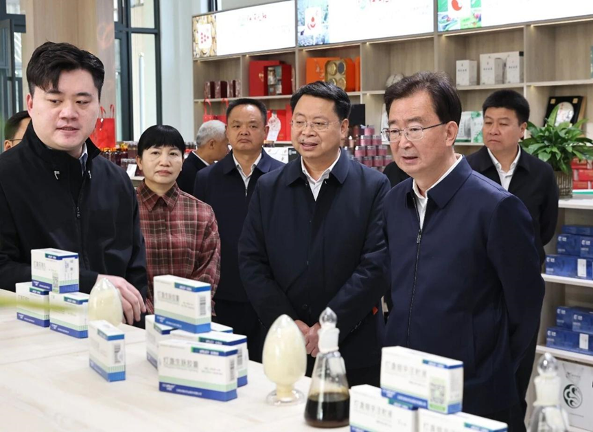 王宁来到位于弥勒产业园的“红河九红+”销售中心,调研高原特色农产品市场开拓和品牌培育工作。陈飞 摄